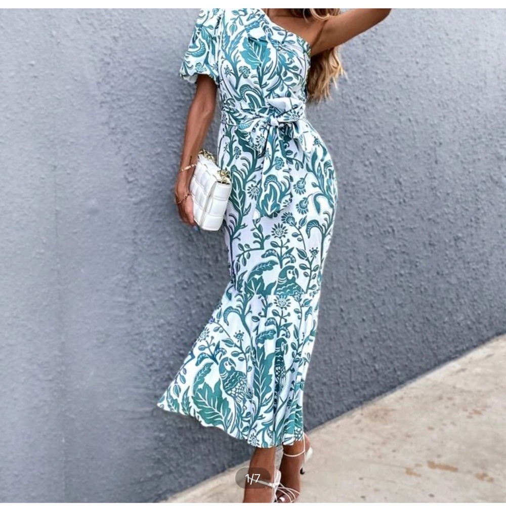 one should belted dress - never worn - size med